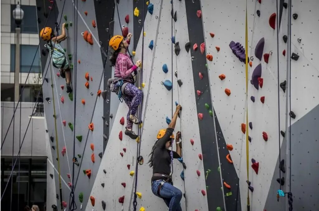 СК выясняет обстоятельства падения со скалодрома в Дзержинске: девочка в больнице с переломами