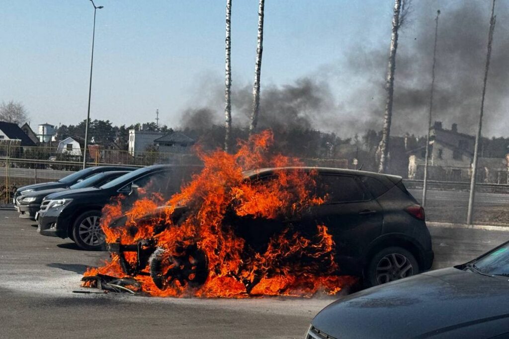 У ТЦ «Валерьяново» вспыхнул автомобиль – прохожие бросились тушить машину огнетушителями