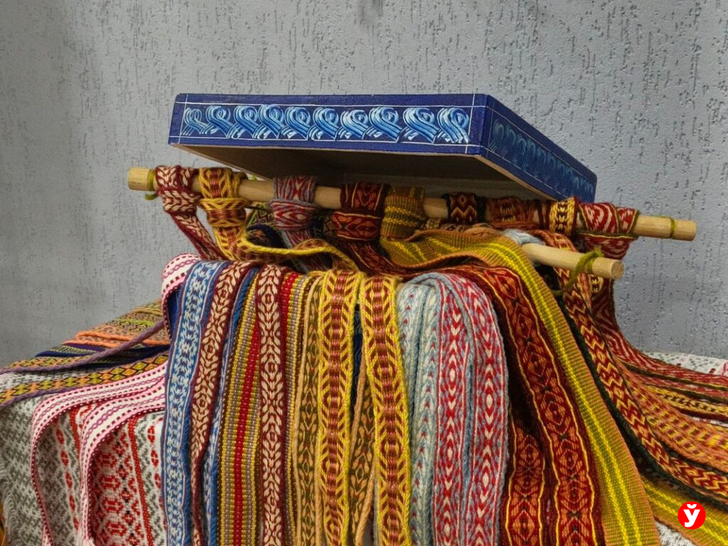 Не просто хобби – директор Клецкой библиотеки пишет картины и ткёт пояса по собственной технологии