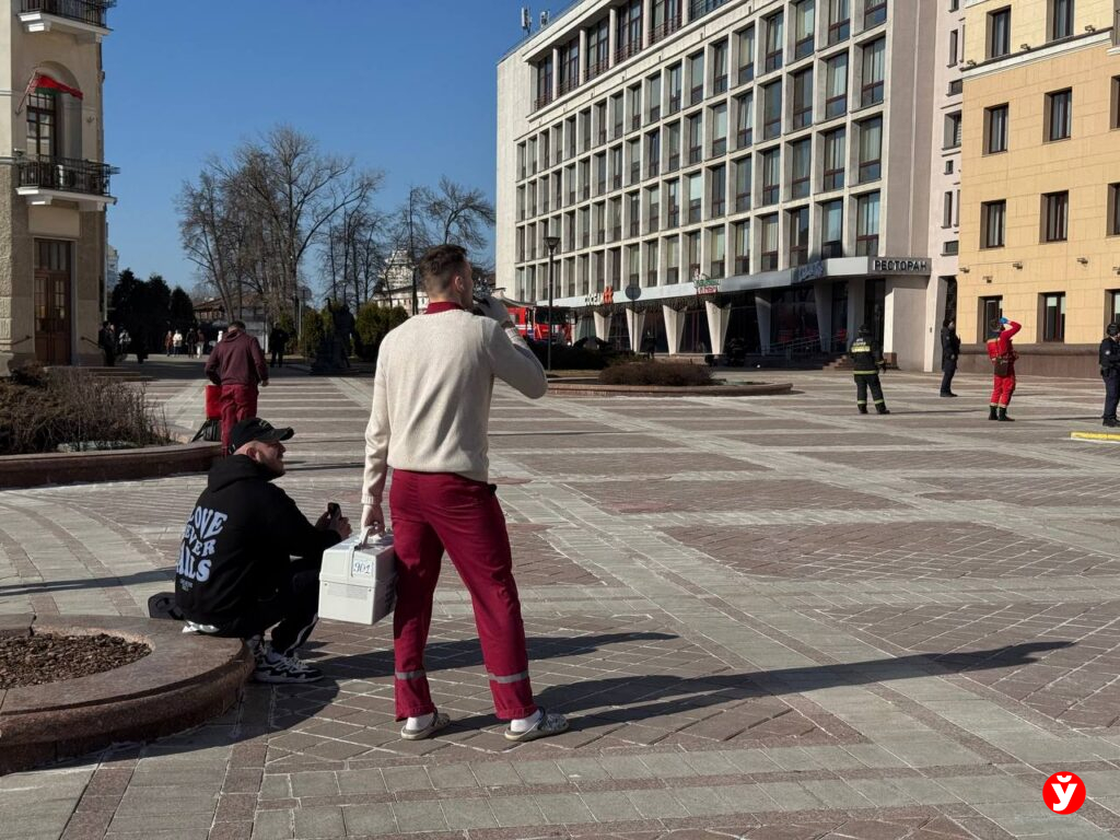 В гостинице «Минск» заметили мужчину на краю балкона