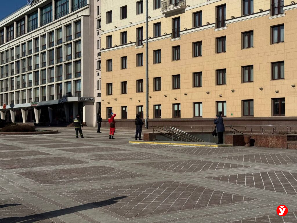 В гостинице «Минск» заметили мужчину на краю балкона