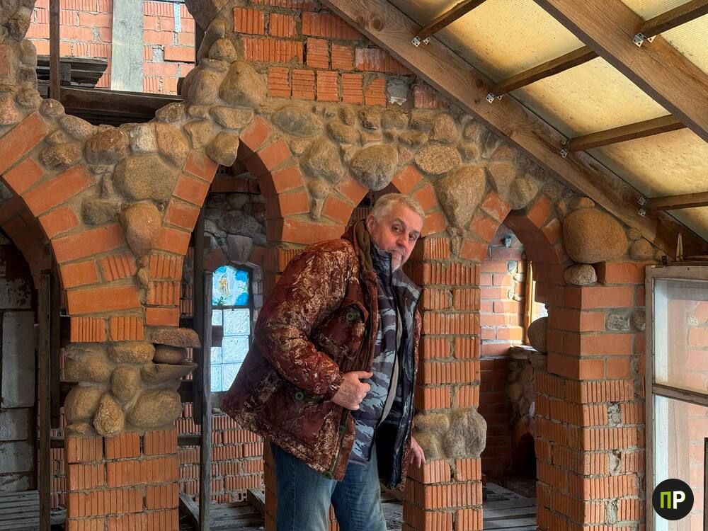 Белорус 21 год возводит замок с витражами своими руками – чем удивляет необычный дом под Минском