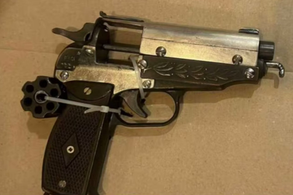 Белорус делал ремонт в квартире и нашел в обшивке потолка револьвер и патроны