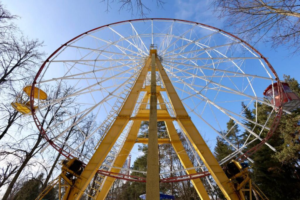 В парке Челюскинцев убирают старые аттракционы: колесо обозрения и «Ладья» уходят в историю