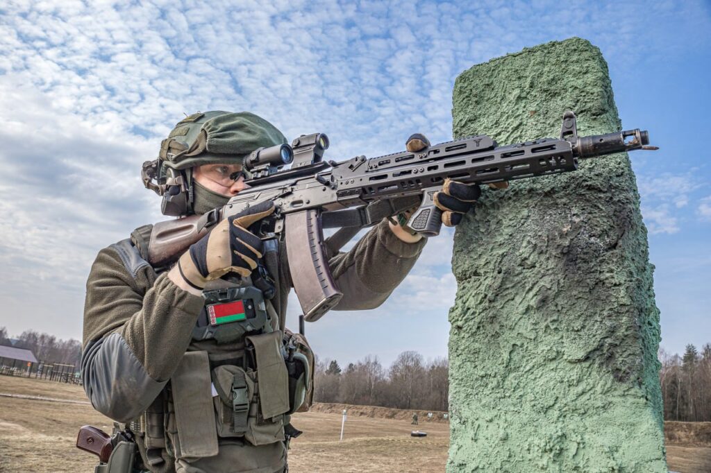 Азарёнок объяснил, почему Внутренние войска Беларуси не сломать