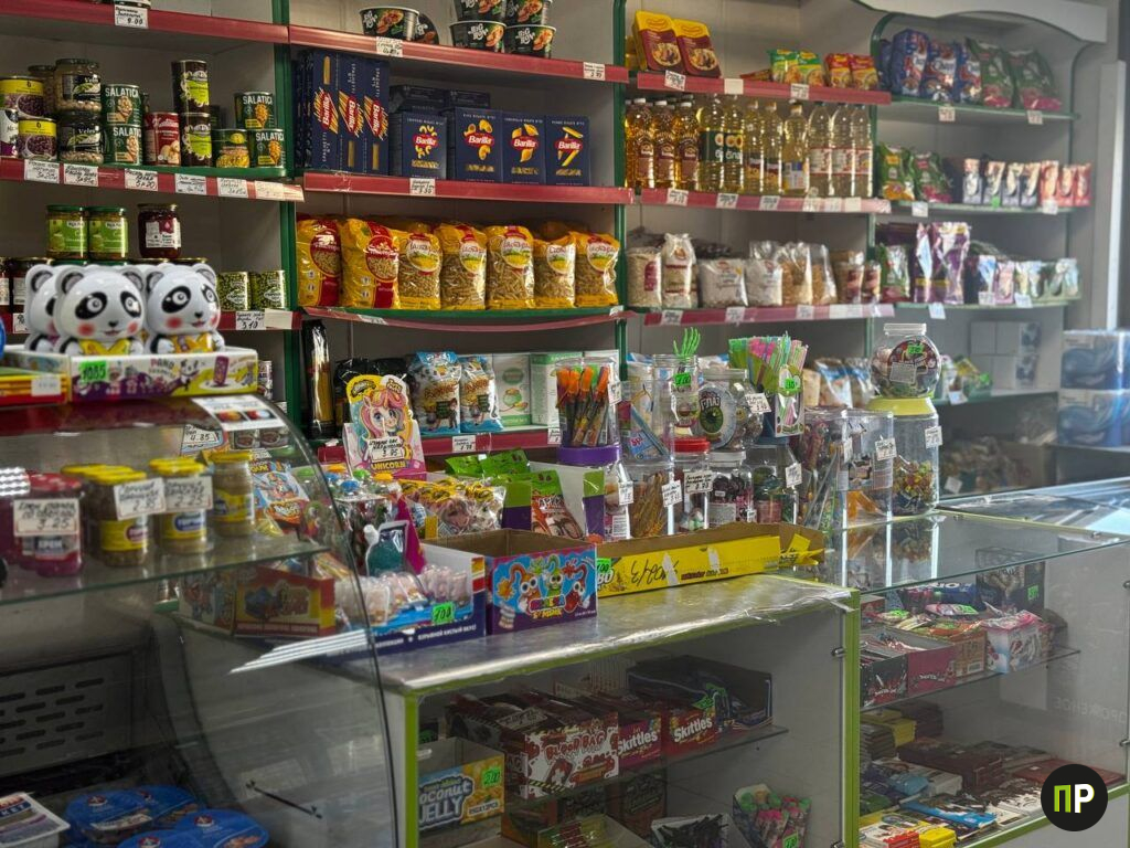 Нашли магазин под Минском, где продавец поит чаем, а россияне сметают белорусские колбасу и молочку