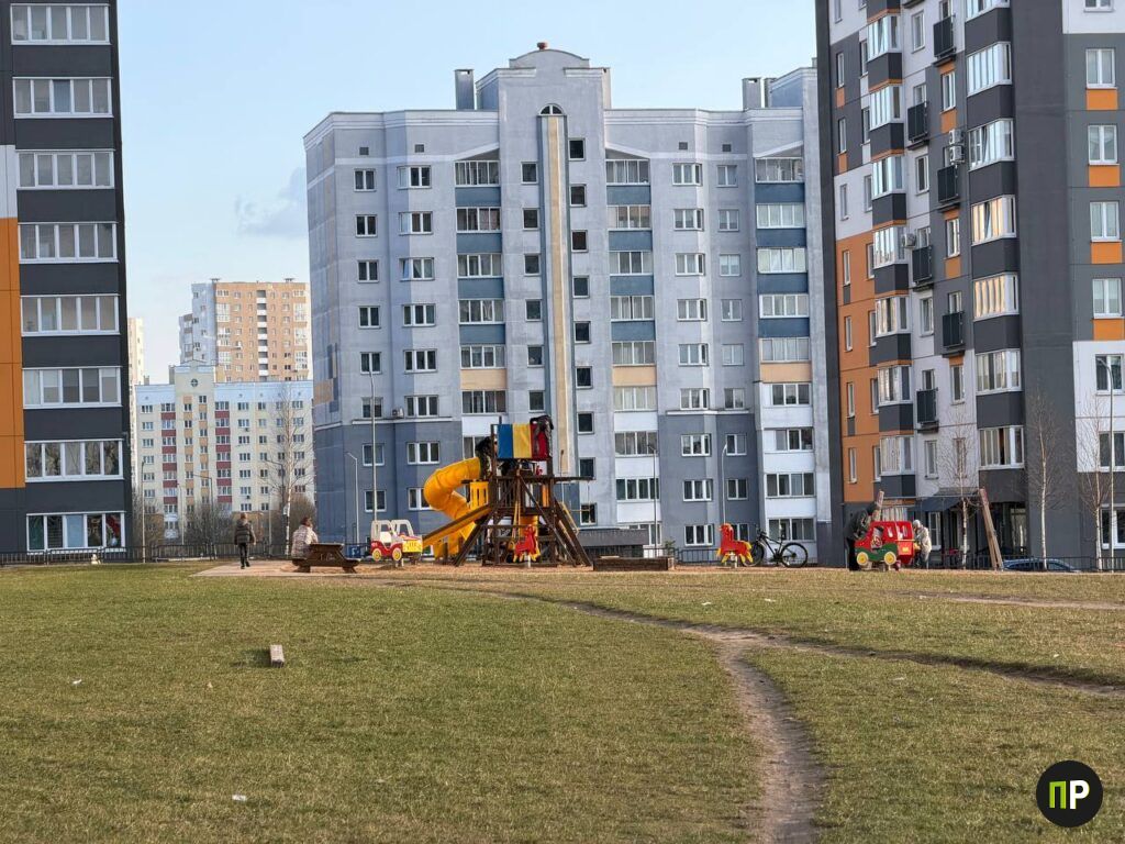 Жители дома в Копище выбирают между новым садиком и детской площадкой