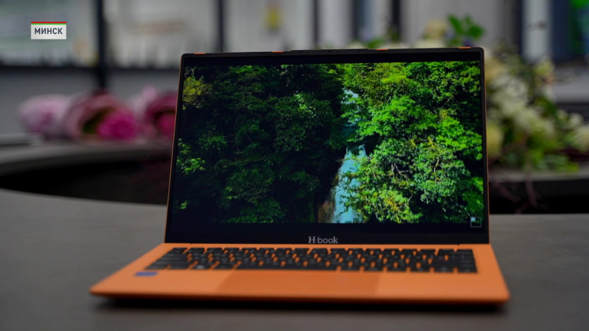 «Горизонт» выпустил ультратонкий ноутбук весом менее килограмма в оранжевом цвете