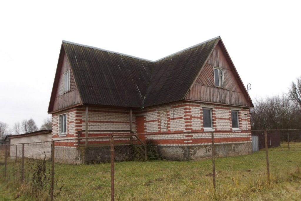 В Чашникском районе продают дом с участком более 20 соток: начальная цена – 17 тысяч