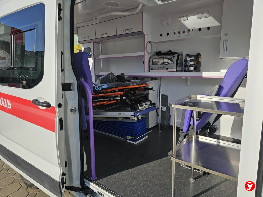 Борисовская ЦРБ получила современный реанимобиль для детей