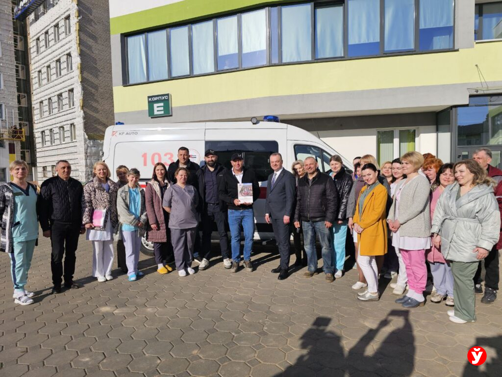 Борисовская ЦРБ получила современный реанимобиль для детей