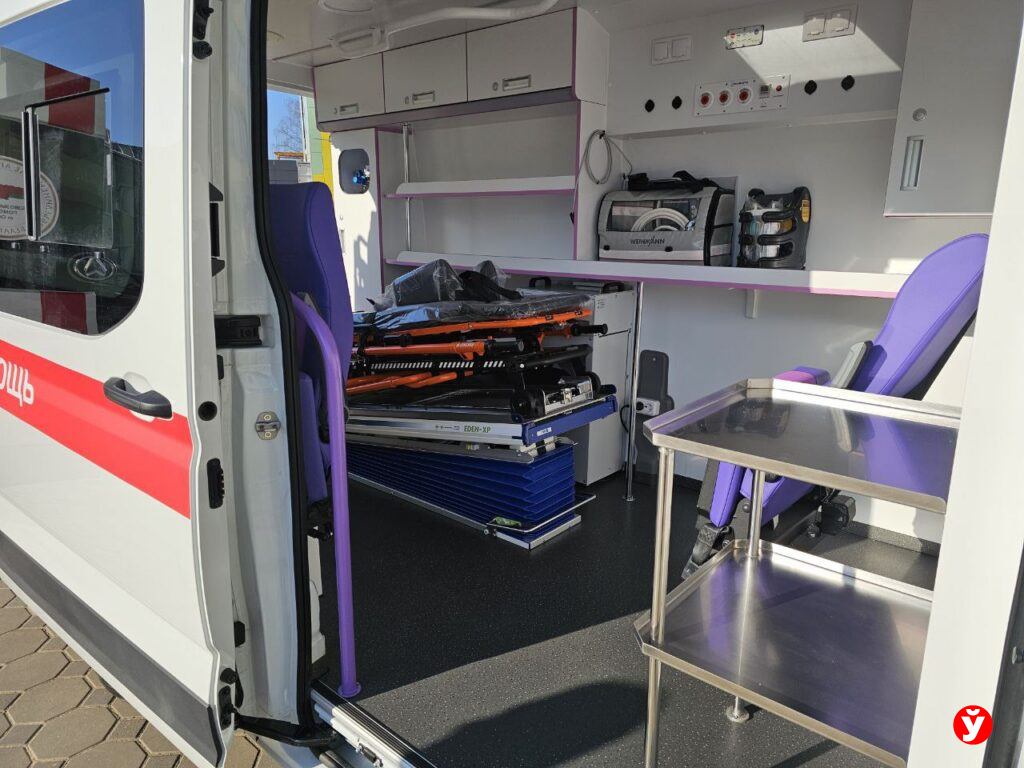 Борисовская ЦРБ получила современный реанимобиль для детей