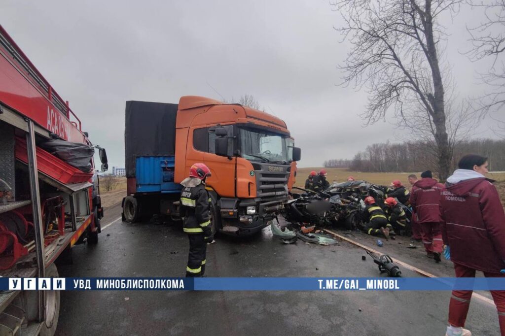 Легковушка и фура столкнулись лоб в лоб под Минском – погиб 65-летний водитель Peugeot 
