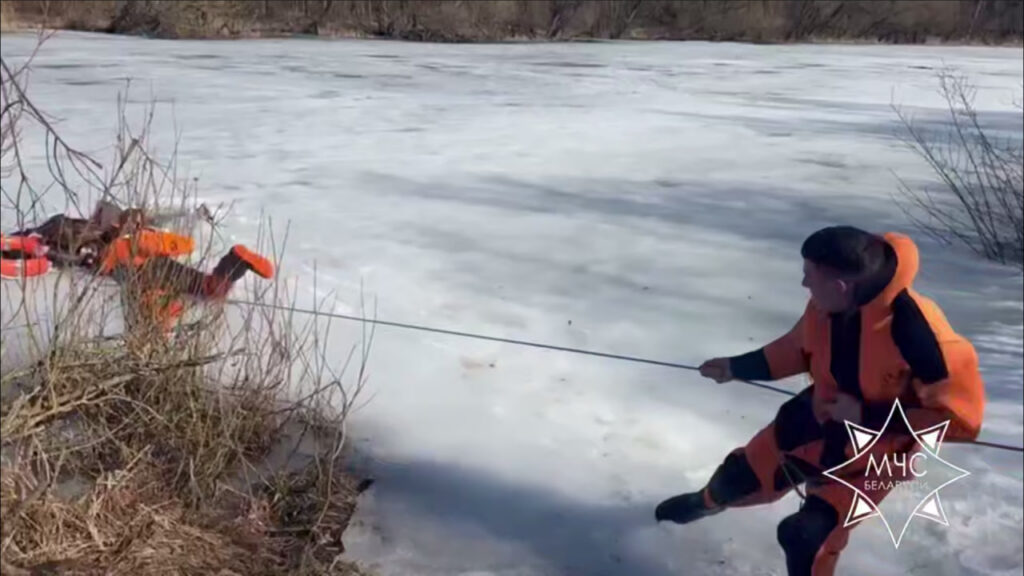 В Минском районе работники МЧС спасли провалившегося под лед рыбака