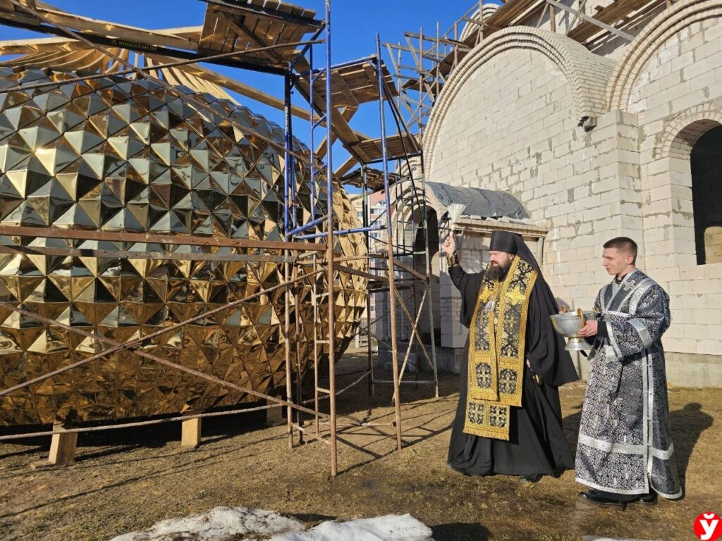 Семь метров благодати. Как в Борисове освящали один из самых больших куполов