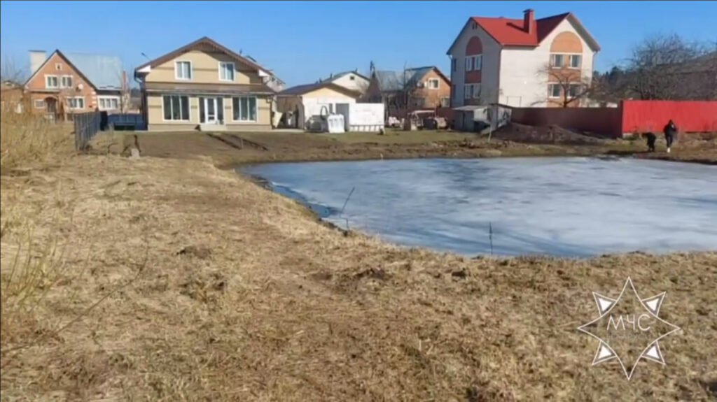 В Ушачах прохожие спасли двух детей, провалившихся под лёд: мальчиков госпитализировали