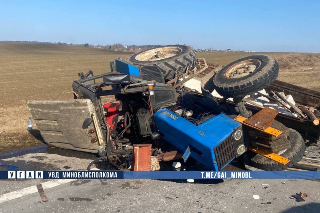 ДТП на М-14 под Минском: столкнулись Iveco и трактор – оба водителя в больнице