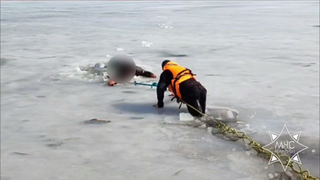 В Минском районе спасатели вытащили рыбака из полыньи