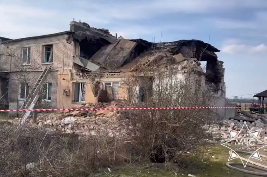 Взрыв и пожар под Гродно: людей расселяют, дом частично разрушен