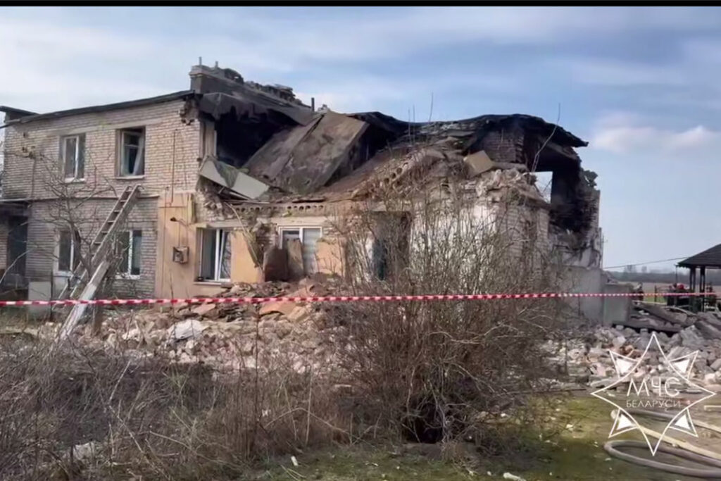 Взрыв и пожар под Гродно: людей расселяют, дом частично разрушен