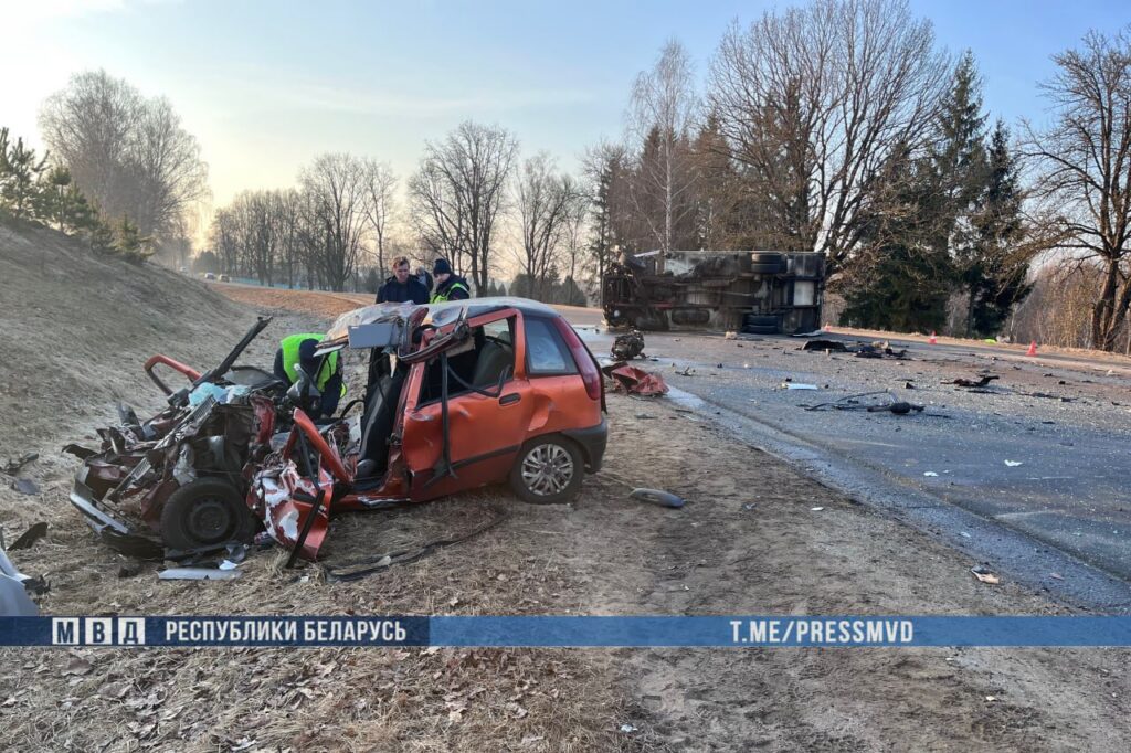 Под Молодечно столкнулись легковушка и грузовик — два человека погибли