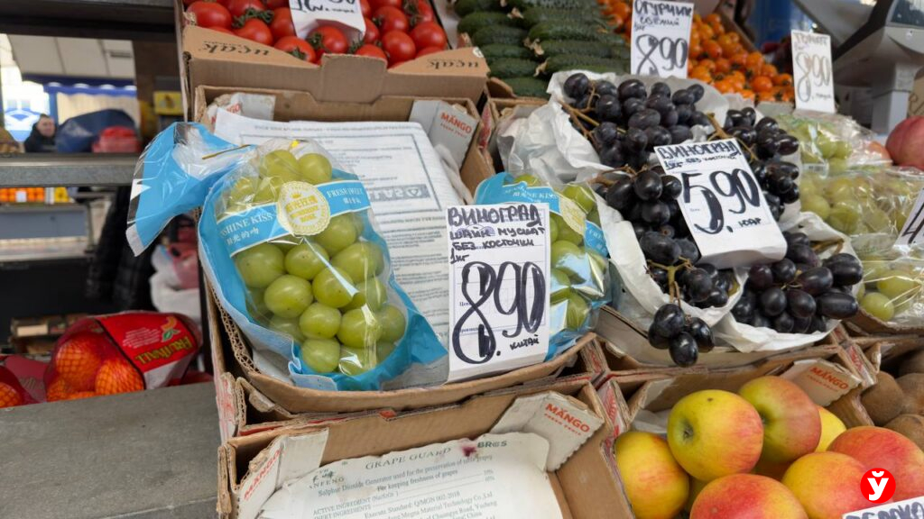 Клубника от 13,90, голубика до 100 рублей и черешня за 230: свежие цены на Комаровском рынке