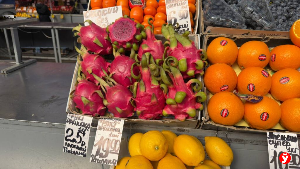 Клубника от 13,90, голубика до 100 рублей и черешня за 230: свежие цены на Комаровском рынке