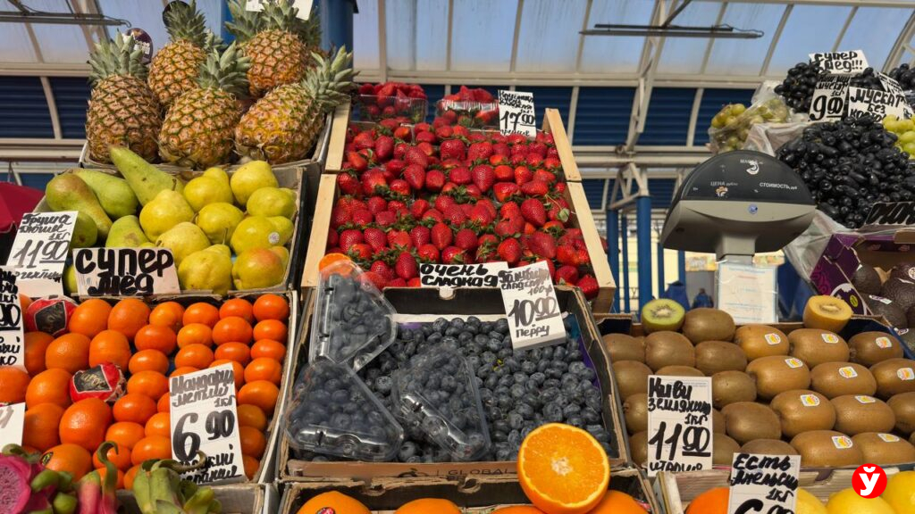 Клубника от 13,90 и голубика до 100 рублей: свежие цены на Комаровском рынке