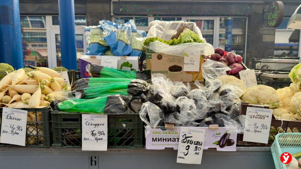 Клубника от 13,90, голубика до 100 рублей и черешня за 230: свежие цены на Комаровском рынке