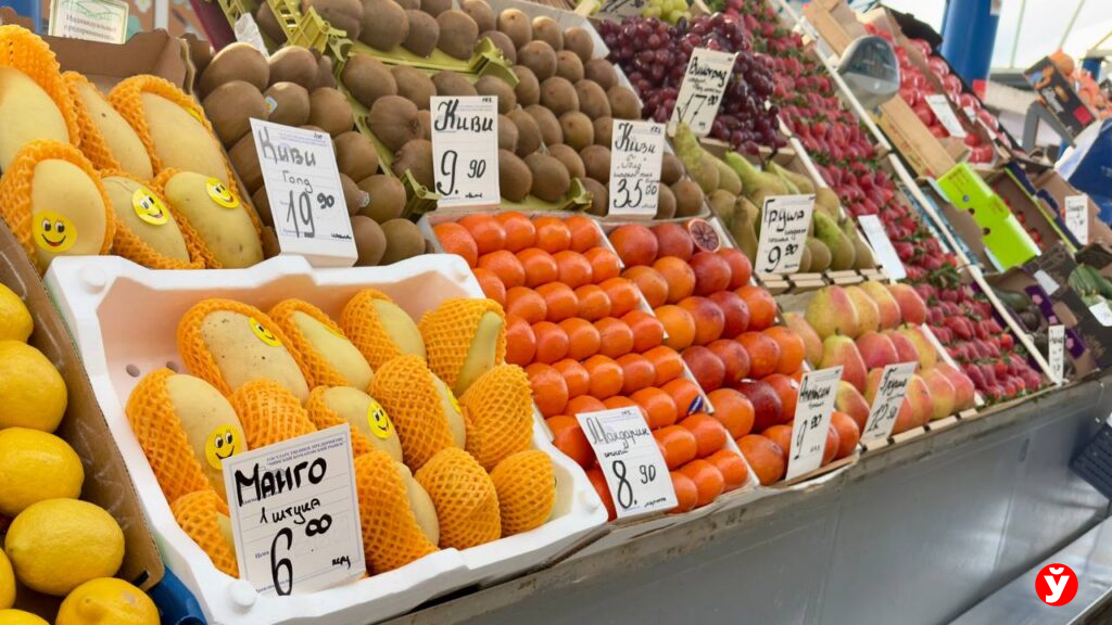 Клубника от 13,90, голубика до 100 рублей и черешня за 230: свежие цены на Комаровском рынке