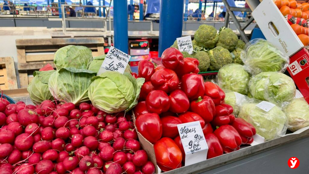 Клубника от 13,90, голубика до 100 рублей и черешня за 230: свежие цены на Комаровском рынке