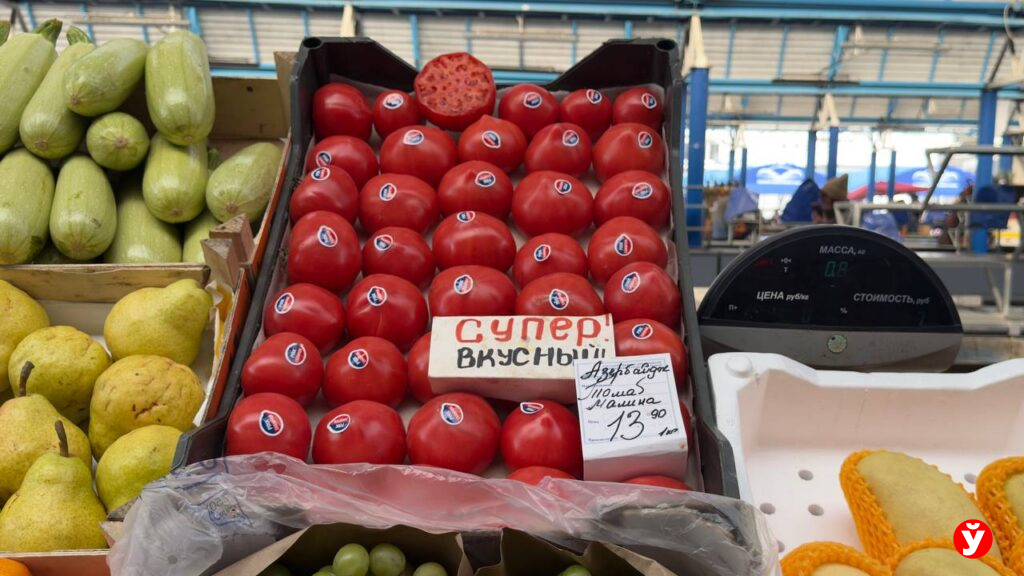 Клубника от 13,90, голубика до 100 рублей и черешня за 230: свежие цены на Комаровском рынке