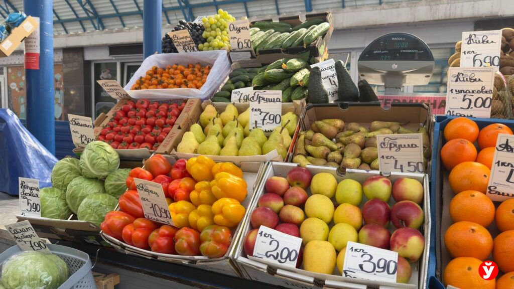 Клубника от 13,90, голубика до 100 рублей и черешня за 230: свежие цены на Комаровском рынке