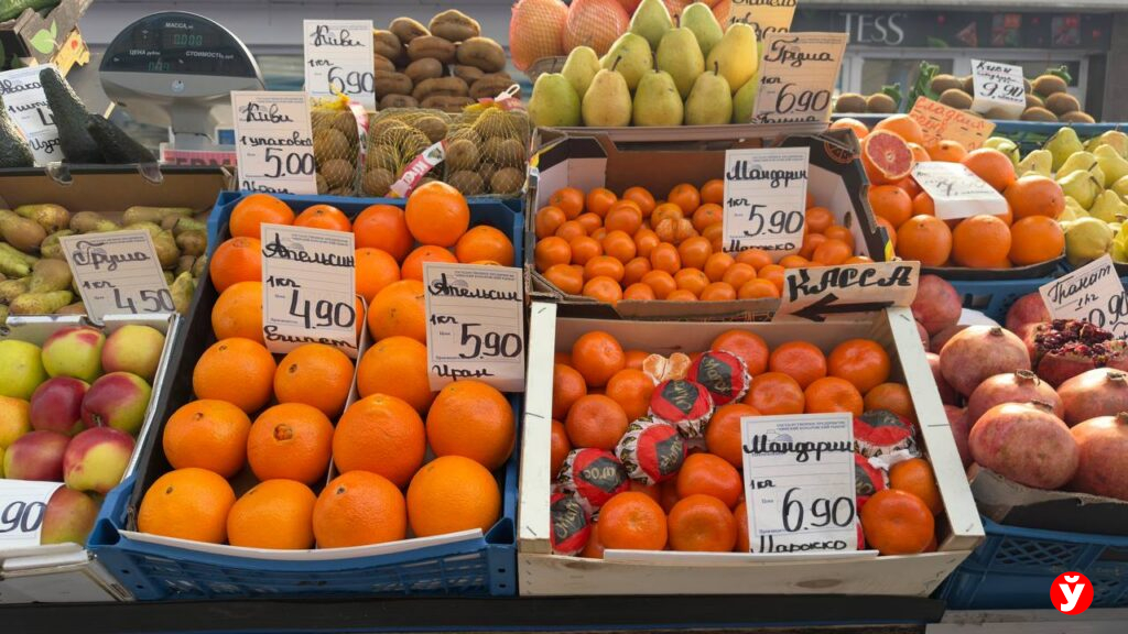 Клубника от 13,90, голубика до 100 рублей и черешня за 230: свежие цены на Комаровском рынке