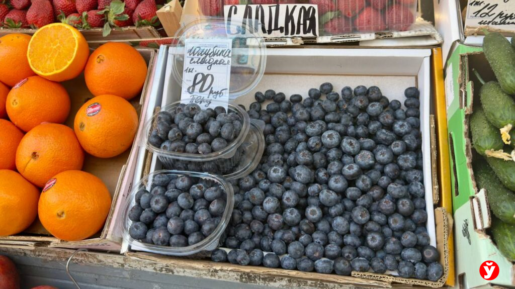 Клубника от 13,90, голубика до 100 рублей и черешня за 230: свежие цены на Комаровском рынке