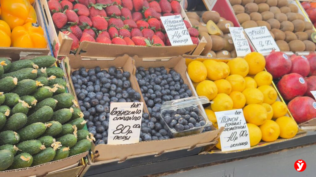 Клубника от 13,90, голубика до 100 рублей и черешня за 230: свежие цены на Комаровском рынке