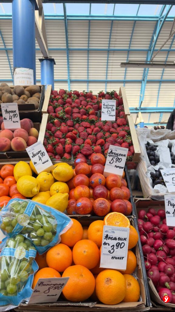 Клубника от 13,90, голубика до 100 рублей и черешня за 230: свежие цены на Комаровском рынке