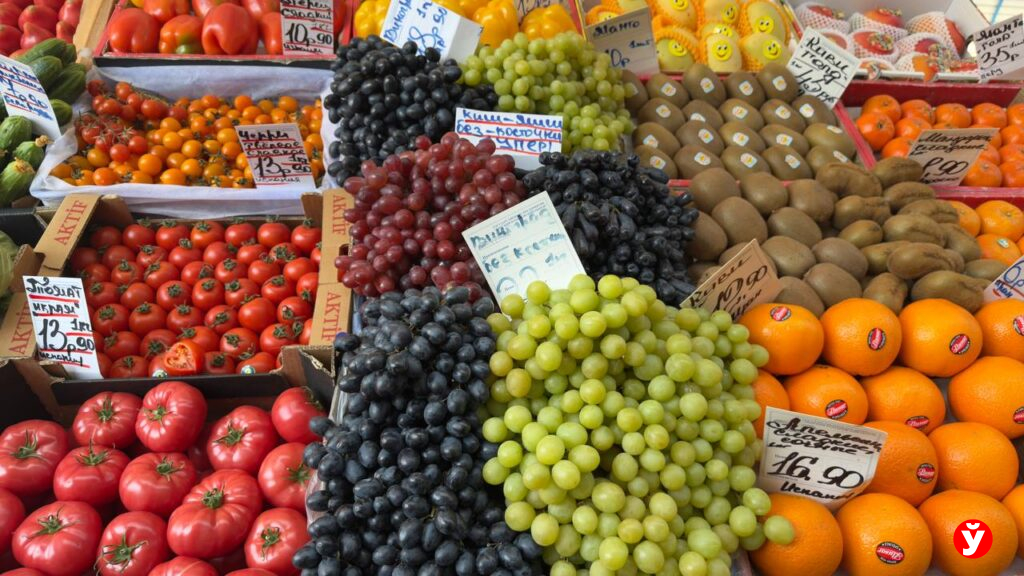 Клубника от 13,90, голубика до 100 рублей и черешня за 230: свежие цены на Комаровском рынке