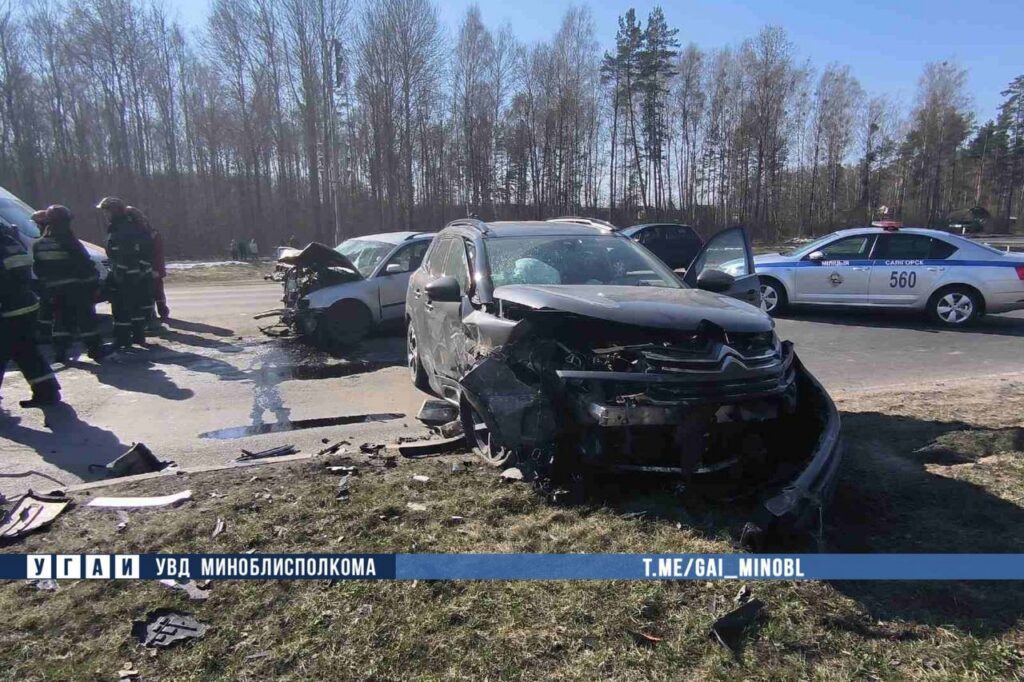 В Солигорске столкнулись Citroen и Volkswagen: пострадали две женщины