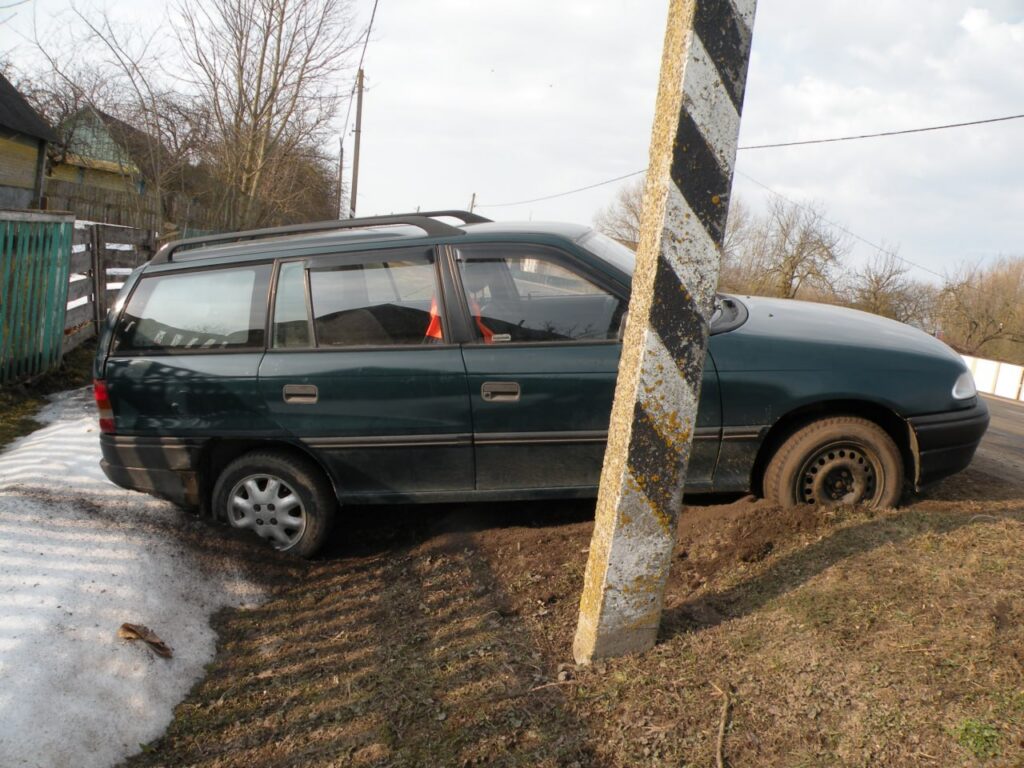 Пьяный водитель в Копыльском районе угнал «Опель» и не справился с управлением
