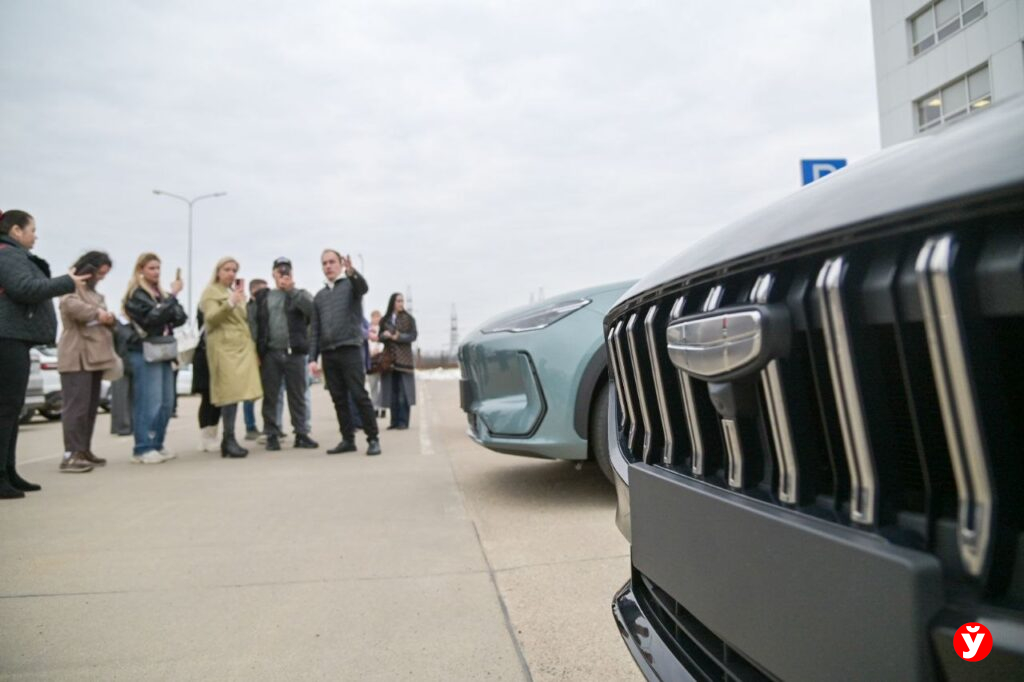 Электромобили и гибридный кроссовер Geely показали блогерам на легендарном заводе «БЕЛДЖИ»