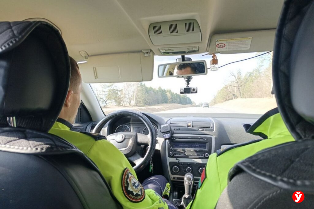 В Несвиже мальчики устроили опасные покатушки на самокатах среди машин