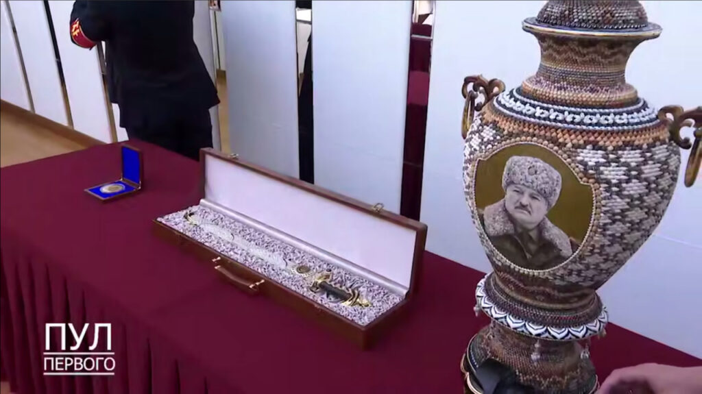 Лукашенко подарил Ким Чен Ыну автомат, а сам получил саблю и золотую монету