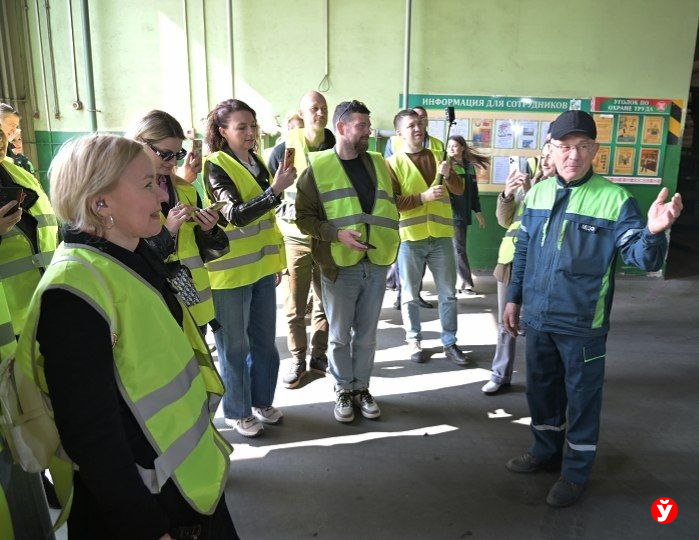 Ради хайпа? Зачем блогеров ведут на заводы и в парки Минской области