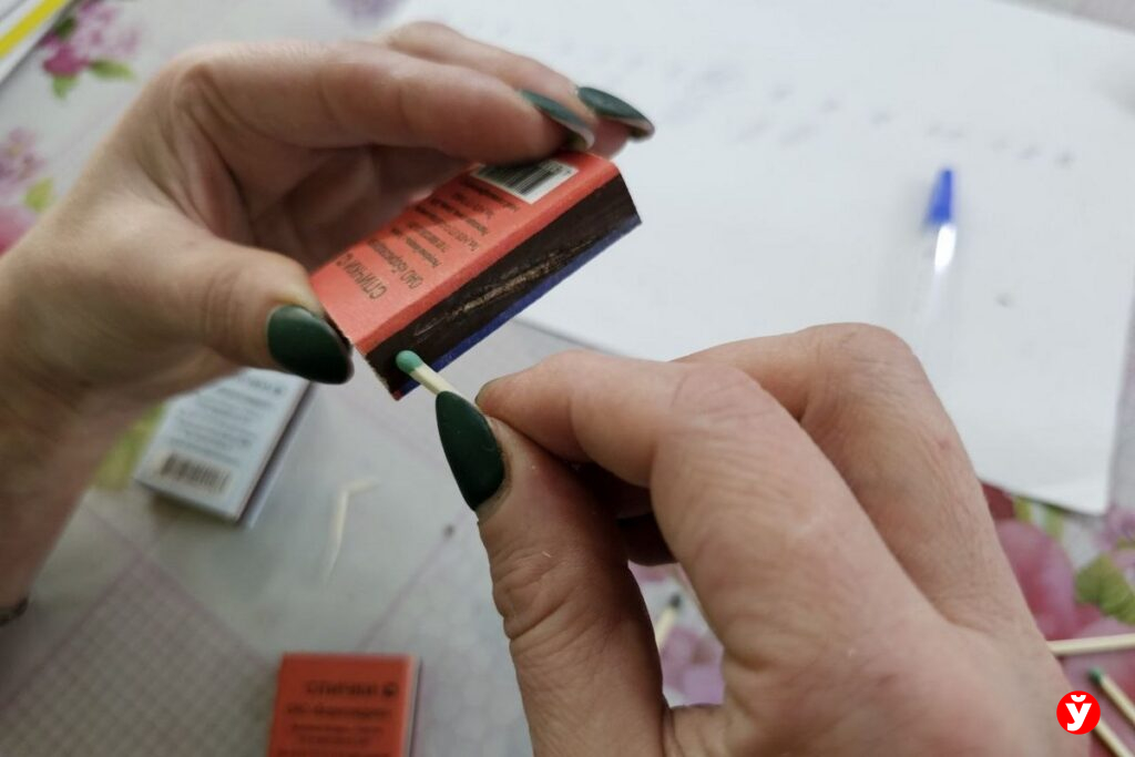 Как правильно чиркнуть спичкой — на «Борисовдреве» раскрыли секрет, о котором многие не знают