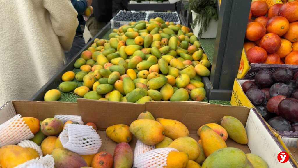 В Минске заметили спелые плоды манго за 5,90 и чернику по 89 рублей