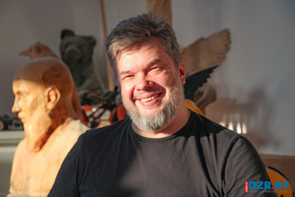 Бензопилы, стамески и «Поцелуй Иуды»: заглянули в творческую мастерскую Павла Хатиловского