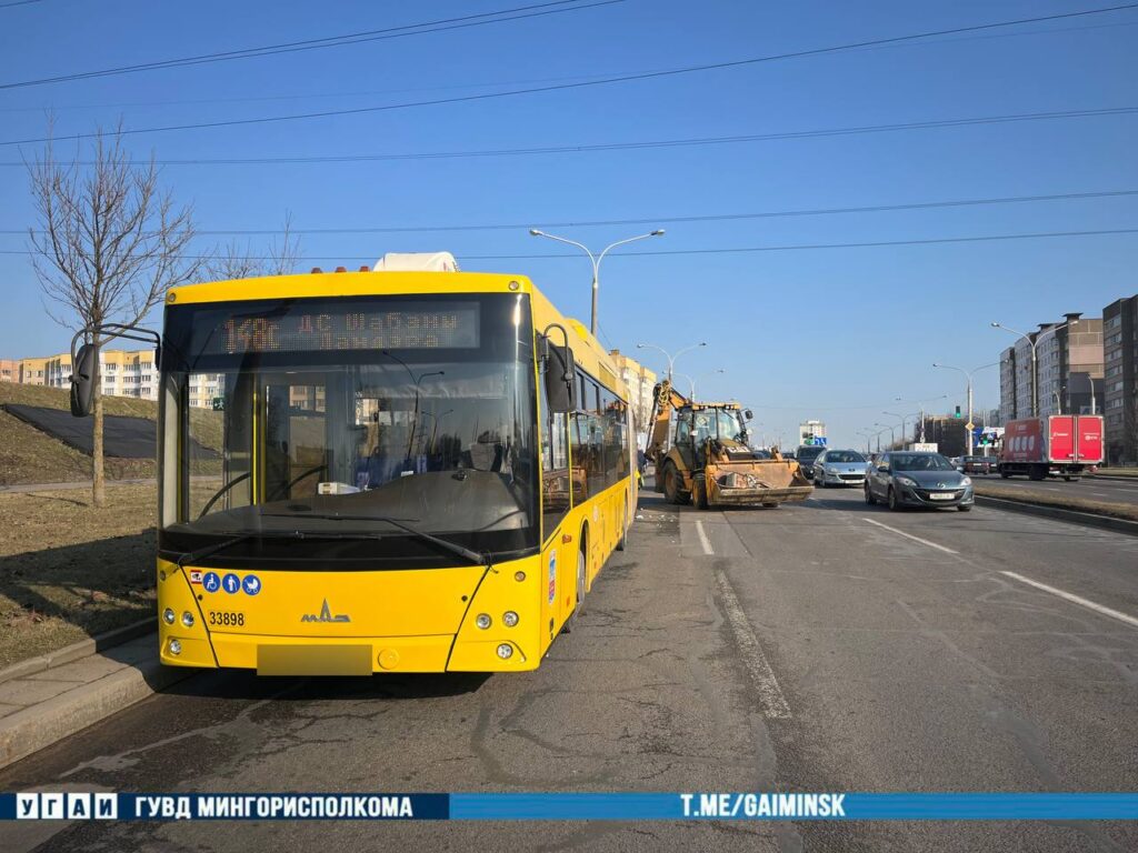 В Минске четыре пассажира автобуса пострадали в ДТП с погрузчиком