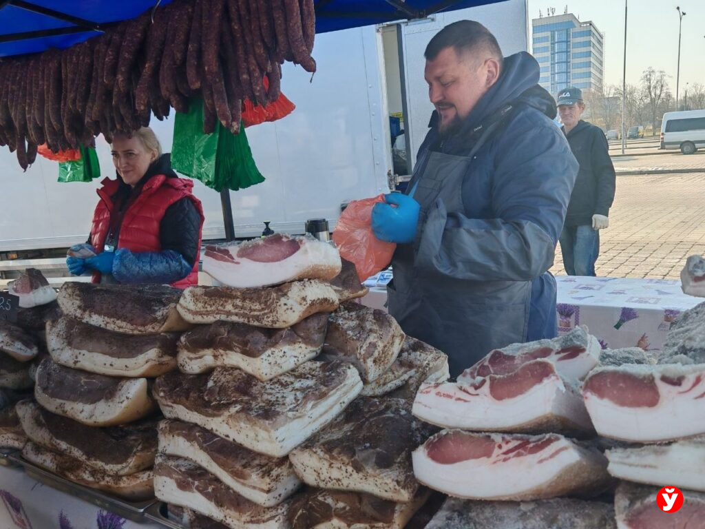 Остатки груш, говяжьи хвосты за 2,12 руб. и приправы: репортаж с первой весенней ярмарки в Чижовке