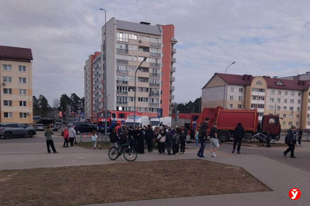 В Борисове мусоровоз не уступил дорогу легковушке – есть пострадавшие